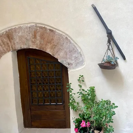 La Corte Di *